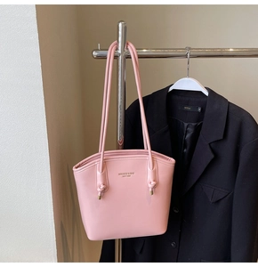 Dettaglio borsa shopper rosa in ecopelle con spalline sottili e finiture dorate