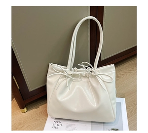 Vue détaillée du sac cabas blanc crème avec cordon de serrage et nœud déco