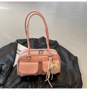 Rosafarbene glänzende Kissentasche mit Vordertaschen und süßem Teddy-Anhänger