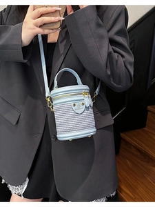 Borsa a cilindro celeste chic con trama intrecciata e finiture in pelle da donna