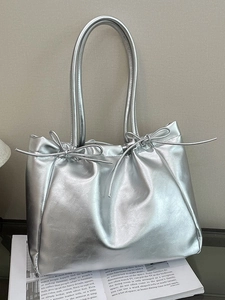 Sac Tote en Cuir PU Grande Capacité pour Femmes Avec Nœud Papillon et Plis Sac à Épaule Brillant Mode Minimaliste Quotidien