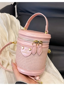 Elegante borsa a cilindro rosa con trama intrecciata e dettagli di cerniera dorata