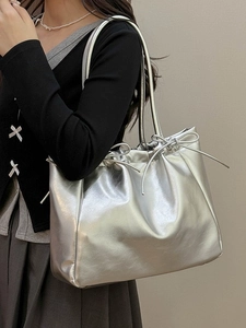Sac fourre-tout argenté métallisé avec nœuds décoratifs et cordon de serrage
