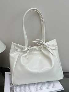 Sac à main blanc crème en similicuir brillant avec des nœuds et un cordon