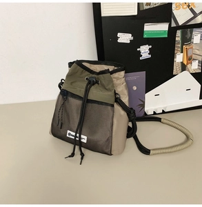 Details der nylon umhängetasche in armeegrün und beige mit netztasche und seilgurt