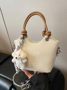 Sac seau chic blanc crème avec anses marron et pendentif chien en peluche mignon