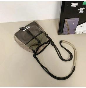 Detail der Nylon-Umhängetasche mit Netztasche und dekorativem Seilschultergurt
