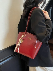 Elegante borsa tote in pelle bordeaux da donna con scritte dorate e ciondolo intrecciato