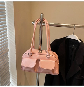 Detailansicht der pinkfarbenen Lackleder-Tasche mit doppelten funktionellen Fronttaschen