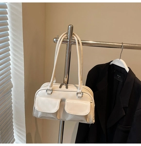 Detailansicht der cremeweißen PU-Leder-Schultertasche mit zwei vorderen Klappentaschen