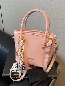 Pink leather bucket bag with contrast handle and shoulder strap for women fashion