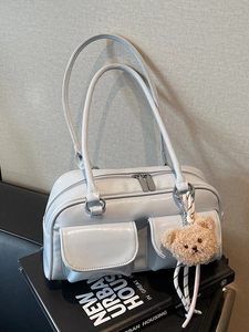 Glänzende PU Leder Unterarm Schultertasche Damen Große Kapazität Pendeln Kissen Tasche Bär Anhänger Einfarbig Retro Handtasche