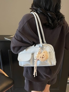 Hellblaue Schultertasche mit zwei Taschen und süßem braunem Bärenanhänger
