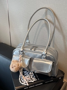 Silberne Schultertasche in Metallic-Optik mit zwei Taschen und Plüschbär-Anhänger
