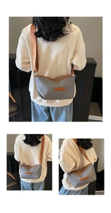 Detailansicht graue Nylon-Umhängetasche mit braunen Riemen und verstellbarer Schnalle