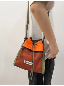 Sportliche Umhängetasche aus Nylon mit orangefarbenem Netz und Kordelriemen