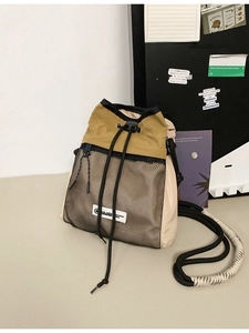 Minimalistische beige Khaki-Umhängetasche mit Kordelzug, Netztasche und gewebtem Gurt