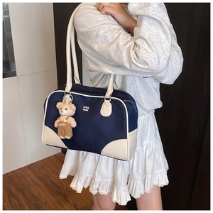 Détail du sac cabas en nylon bleu marine et beige avec charm ours et imprimé