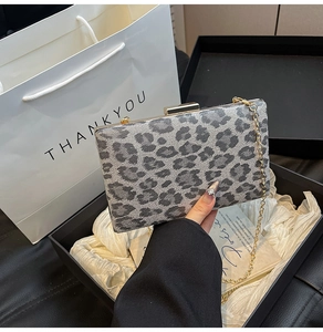 Clutch leopardata con chiusura dorata e tracolla a catena in confezione regalo di lusso