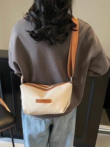 Schicke Nylon Umhängetasche mit orangem Gurt und braunem Lederbesatz für Damen