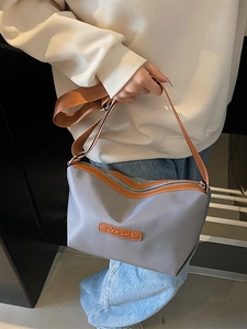 Graue Nylon Umhängetasche für Damen mit braunen Lederdetails und verstellbarem Riemen