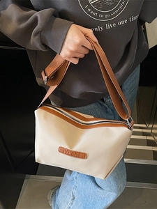 Minimalistische cremefarbene Nylon-Umhängetasche mit braunem Leder und breitem Gurt