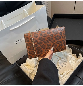 Dettaglio della pochette rigida leopardata con elegante catena dorata e chiusura in metallo