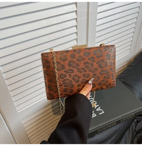 Dettaglio della borsa da sera leopardata con cornice in metallo dorato e catenina