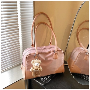 Sac Boston en nylon rose avec garniture en cuir et breloque ours en peluche