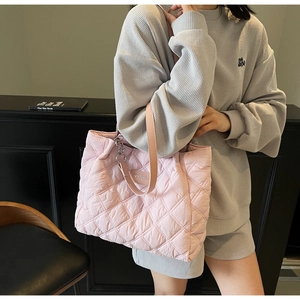 Detailansicht der rosafarbenen gesteppten Totebag mit hochwertigem Leder-Schultergurt