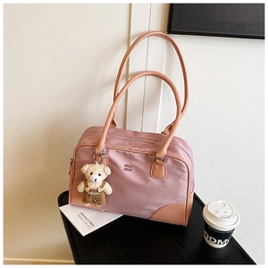 Sac bowling en nylon rose avec poignées en cuir marron et un joli charm de sac en ourson