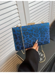 Pochette da sera con stampa leopardata blu elettrico e tracolla a catena dorata