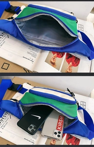 Dettagli dei comparti interni della borsa a tracolla in tela con due smartphone