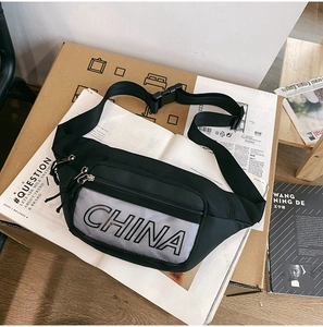 Dettaglio del marsupio sportivo con tessuto riflettente e logo con scritta CHINA grande