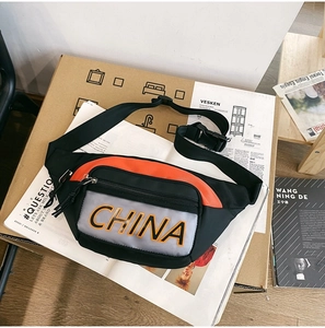 Dettaglio della borsa a tracolla con rete frontale e scritta CHINA arancione