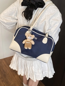 Sac Boston style collège bleu marine et crème avec charmant ours en peluche