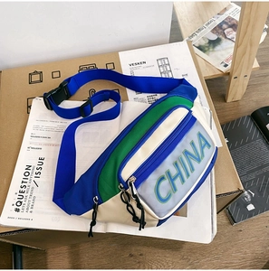 Dettaglio borsa a tracolla color-block con stampa CHINA e tracolla regolabile
