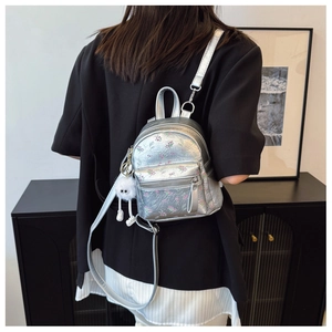 Mini sac à dos argenté floral en cuir métallique avec un charmant pompon blanc