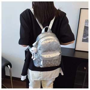 Sac à dos argenté à fleurs avec breloque en peluche montré de vue arrière détaillée