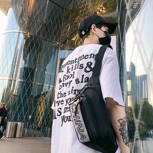 Vista ravvicinata della borsa a tracolla street style con scritte China riflettenti