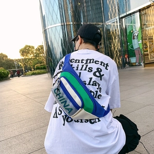 Dettaglio di un marsupio in nylon tricolore con scritta CHINA in un contesto urbano