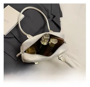 Innenansicht der weißen Tasche mit Stauraum für Parfüm, Brieftasche und Kosmetik