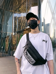 Marsupio sportivo nero in nylon stile urban con stampa China indossato da un modello
