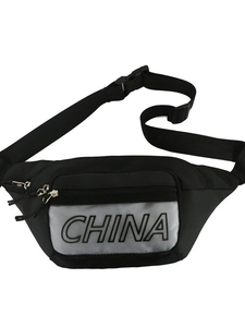Marsupio sportivo nero con stampa CHINA grigia e tracolla in nylon regolabile
