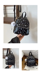 Mini sac à dos floral en simili cuir noir avec imprimé papillon et pompon peluche