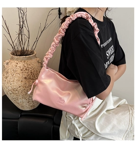 Dettaglio della borsa tote in morbida pelle rosa chiaro con logo Moon Shark e tracolla a pieghe