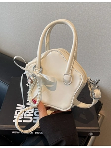 Mini star-shaped crossbody bag in cream patent leather with pearl and ribbon charms
