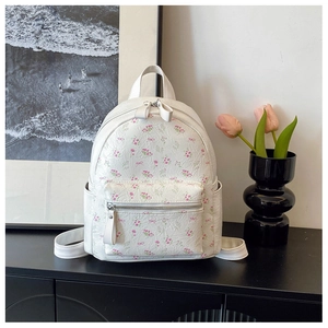Détail du sac à dos fleuri avec petites fleurs roses sur cuir PU de haute qualité