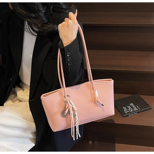 Détail du sac cabas rose avec pendentif pompon et accessoire de raquette