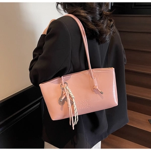 Sac cabas en cuir verni rose avec logo embossé et pendentif de raquette de tennis